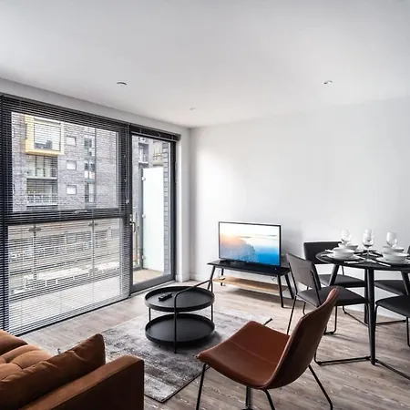Spacious 2 Bed Apartment In Central Manchester-3