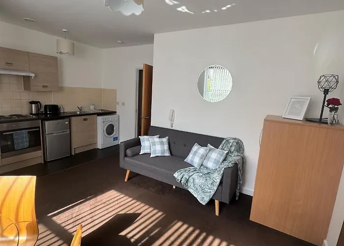 Chic Trafford Apartment, Private Underground Parking, Fast Wi-Fi, Self Check-In Anytime, 5 Mins To Old Trafford Stadium